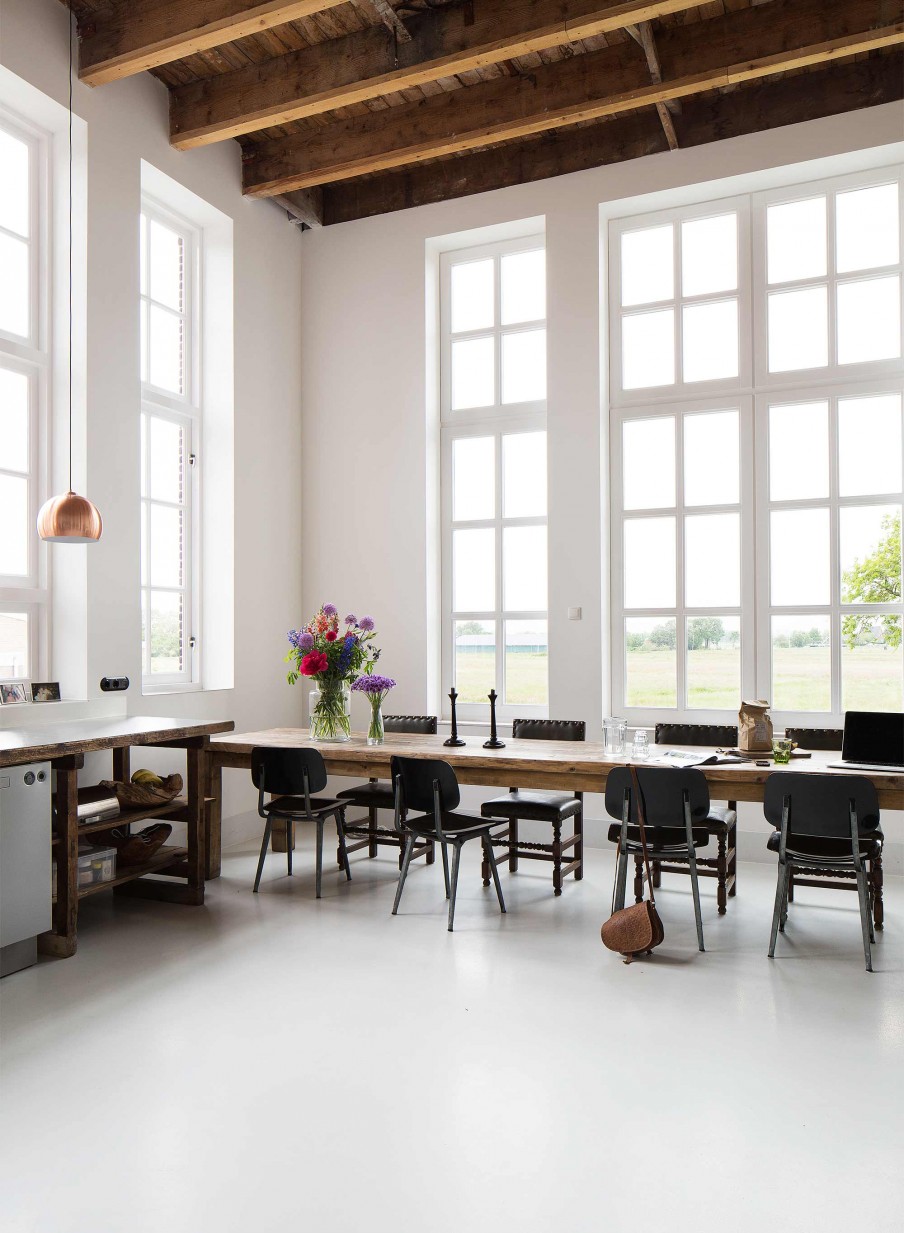 Lieu atypique : Rénovation d'une ancienne école aux Pays Bas || Table de cuisine XXL