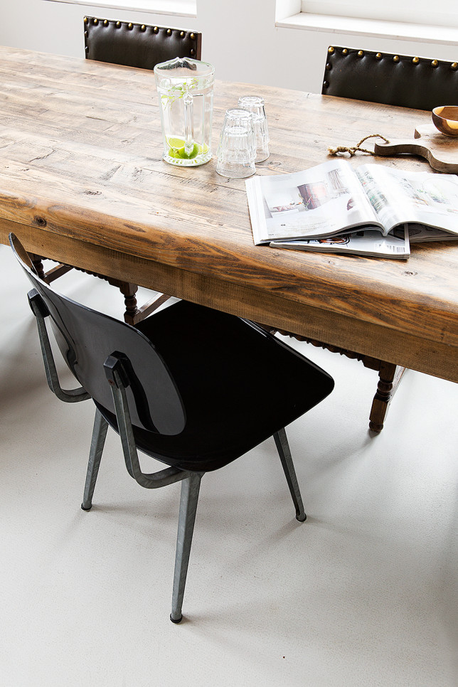 Lieu atypique : Rénovation d'une ancienne école aux Pays Bas || Table XXL et chaises design noires