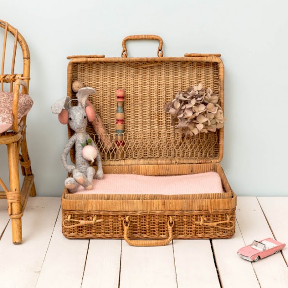 Boutique Le Petit Florilège - Styling avec valise en rotin