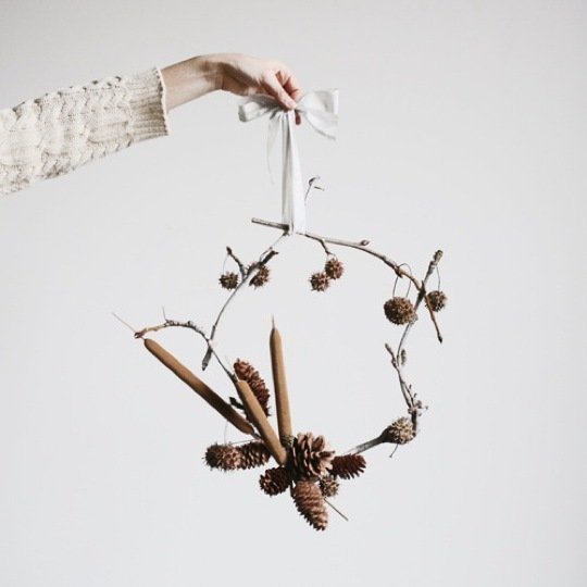 Décoration de noël naturelle à fabriquer || DIY une couronne de pommes de pin by Amy Merrick