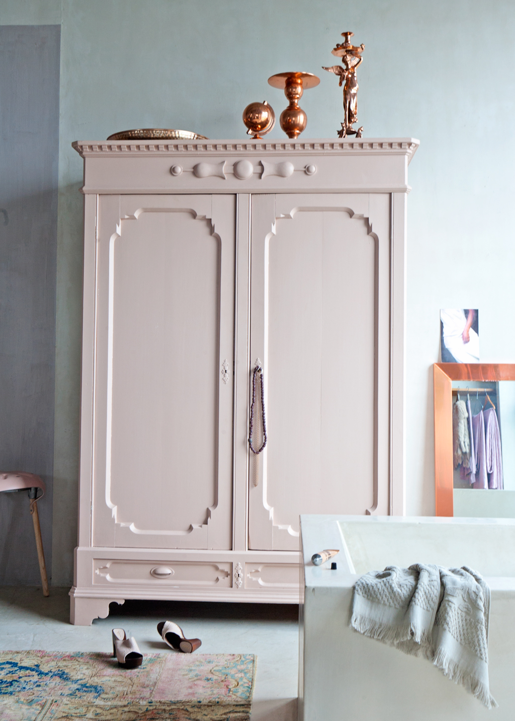 Armoire rose pale sur mur bleu pastel grisé