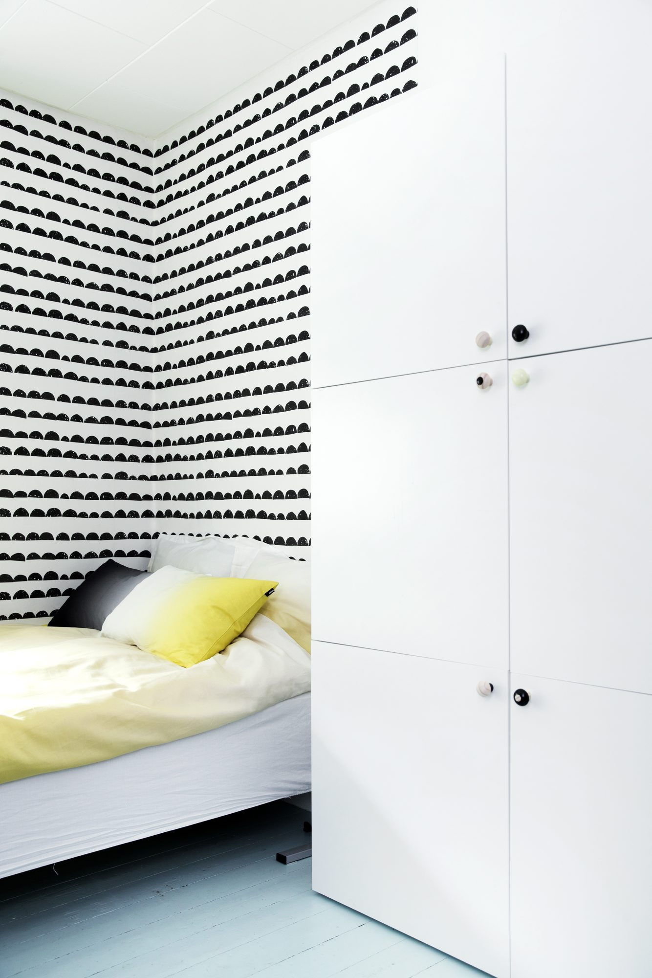 Chambre d'enfant en noir et blanc avec papier-peint Ferm Living