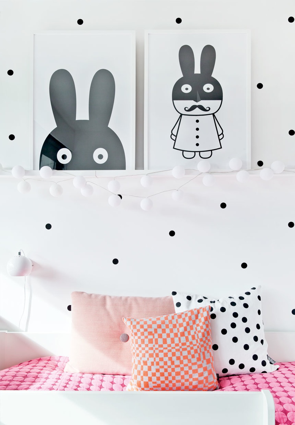 Chambre d'enfant en noir et blanc - Papier-peint à pois noir et blanc et touches de couleur Chambre d'enfant en noir et blanc - Papier-peint à pois noir et blanc et touches de couleur