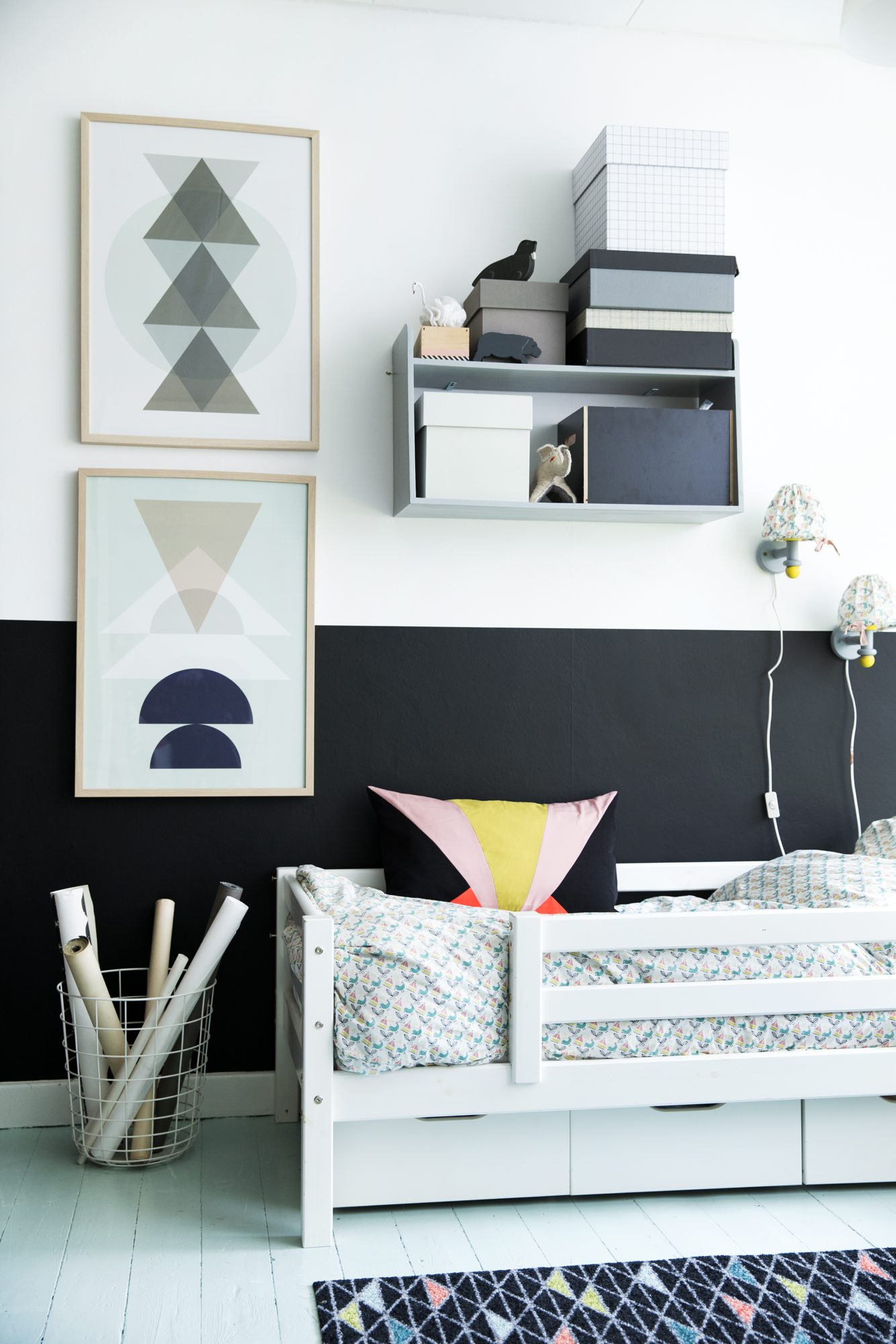 Une chambre d'enfant avec un soubassement peint en noir Une chambre d'enfant avec un soubassement peint en noir