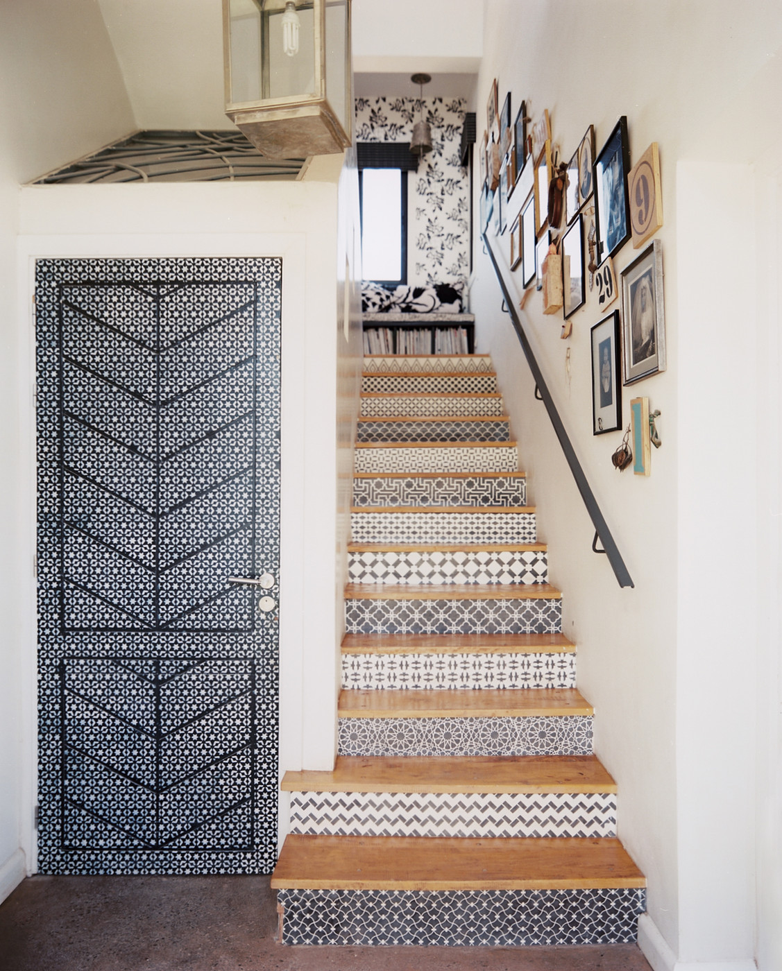 Escalier avec des carreaux de ciment ethniques en noir et blanc