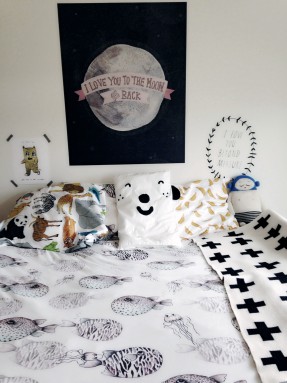 Petite chambre d'enfant en noir et blanc avec quelques touches colorées