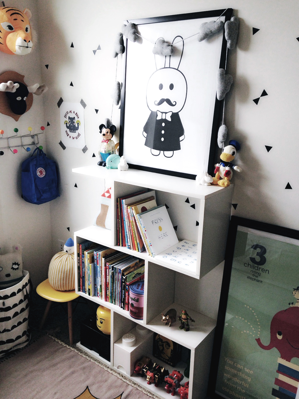 Petite chambre d'enfant en noir et blanc avec quelques touches colorées