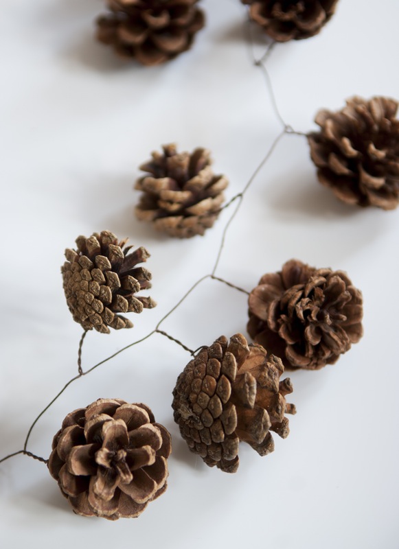 Décoration de noël naturelle à fabriquer || DIY une couronne de pommes de pin