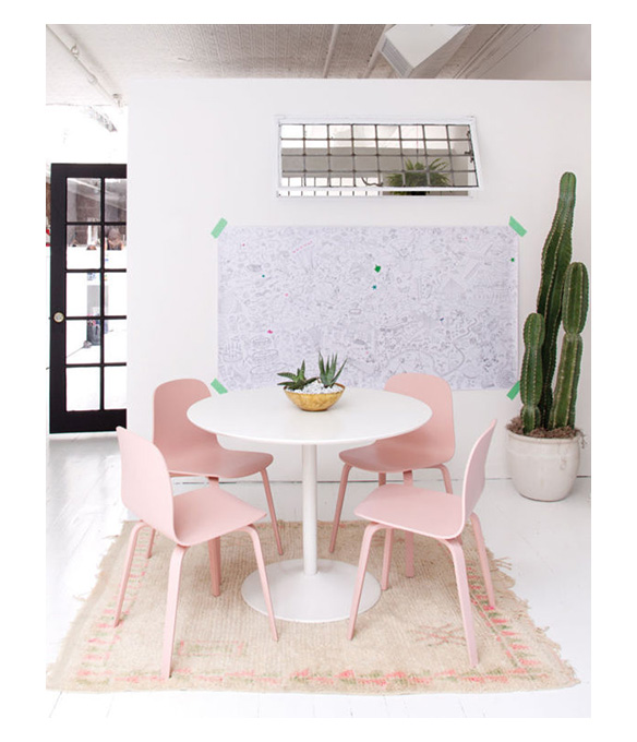  Pantone 2016 Rose Quartz et Bleu Sérénité ||Hatch showroom NYC - Chaises roses pastel