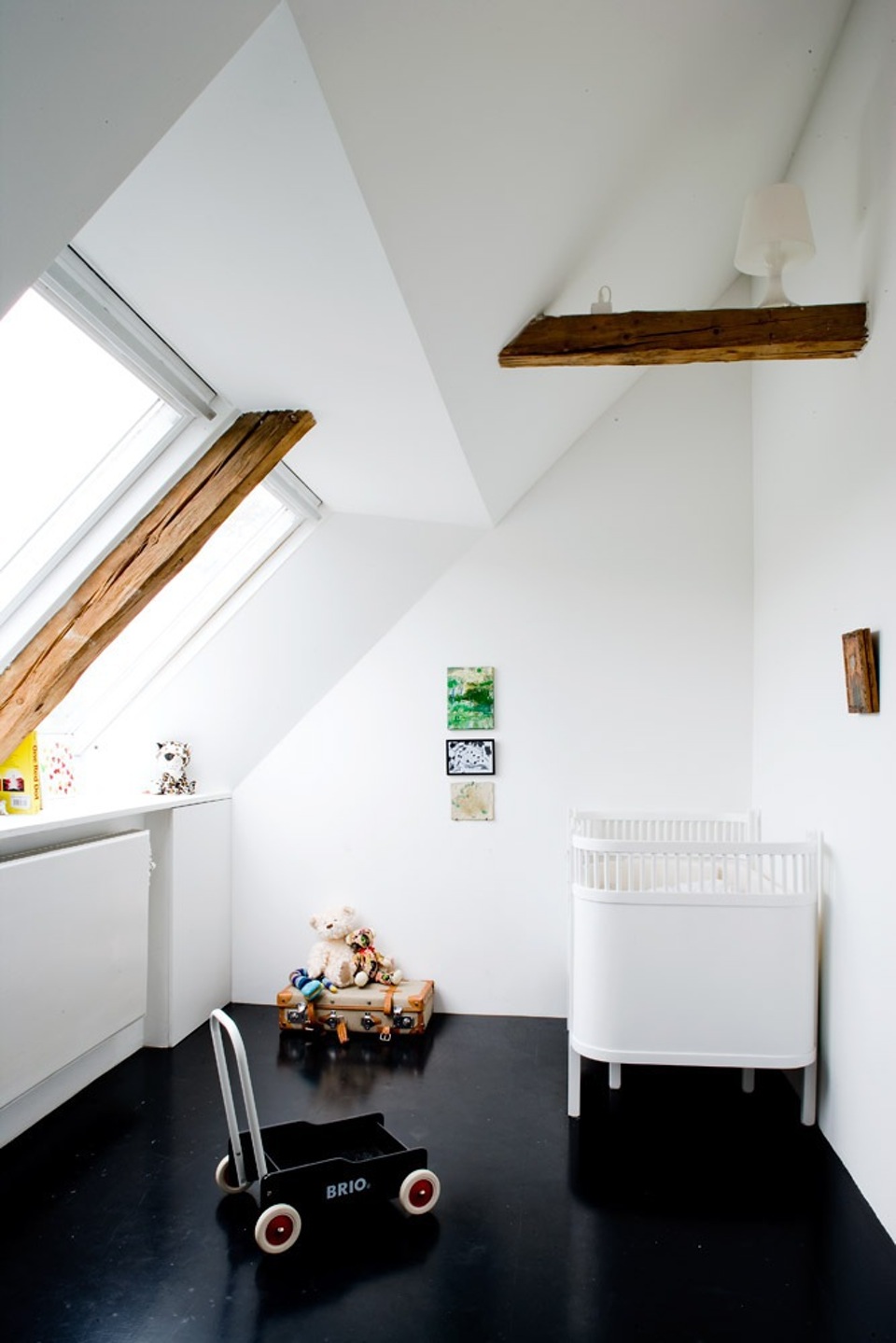 Style minimal pour cette chambre d'enfant en noir et blanc au sol noir Style minimal pour cette chambre d'enfant en noir et blanc au sol noir