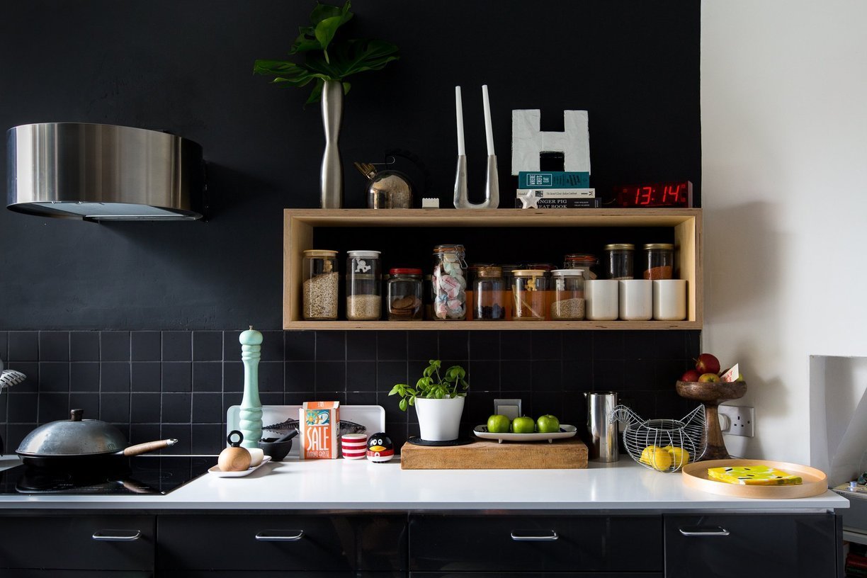 [ Une cuisine noire sur mur noir ] Jane and Jeremy Contemporary London Flat