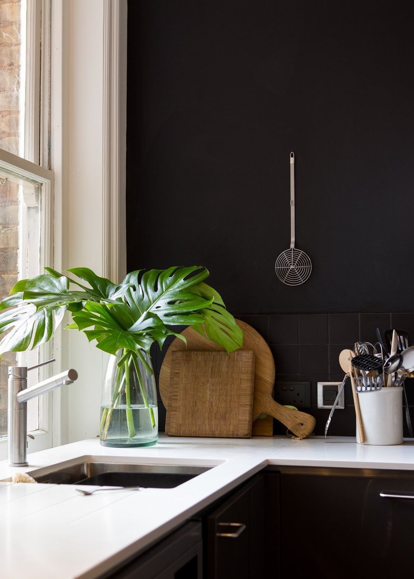 [ Une cuisine noire sur mur noir ] Jane and Jeremy Contemporary London Flat