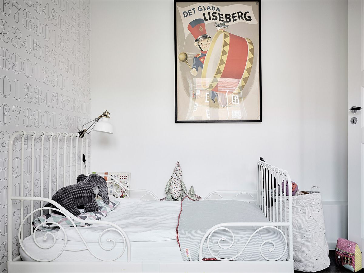 Chambre d'enfant monochrome blanc avec un papier-peint motifs en philigramme gris