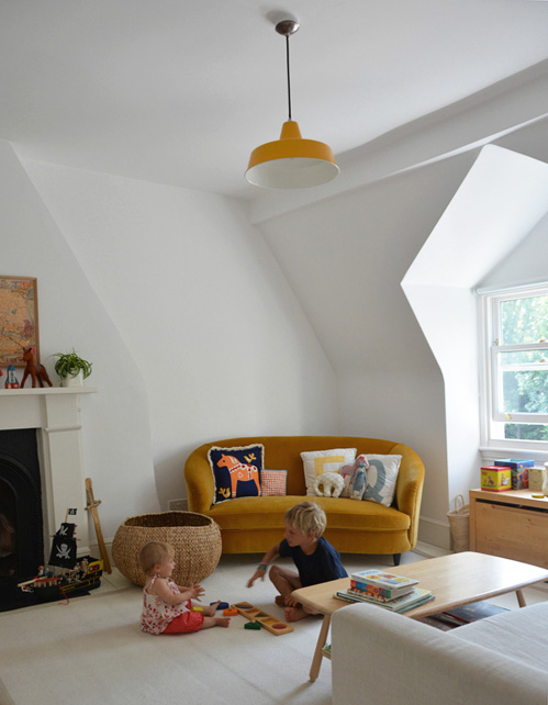 Chambre d'enfant monochrome blanc à l'esprit charme