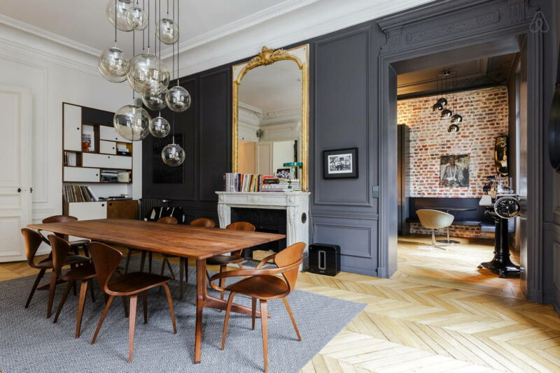 Moulures et Boiseries noires - Appartement haussmannien à Paris sur airbnb