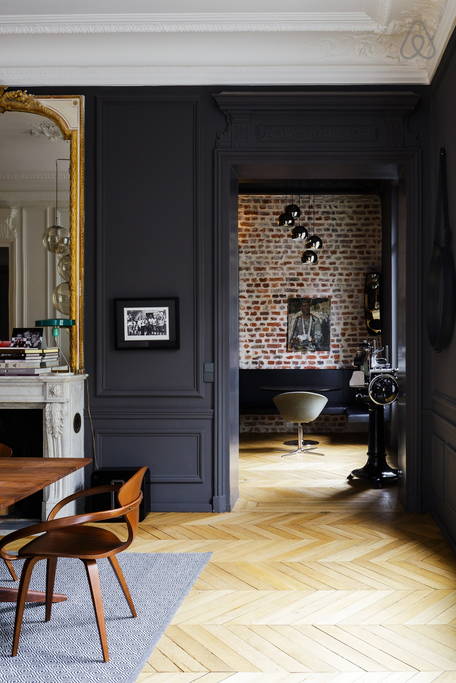 Moulures et Boiseries noires - Appartement haussmannien à Paris sur airbnb