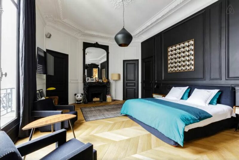 Moulures et Boiseries noires - Appartement haussmannien à Paris sur airbnb