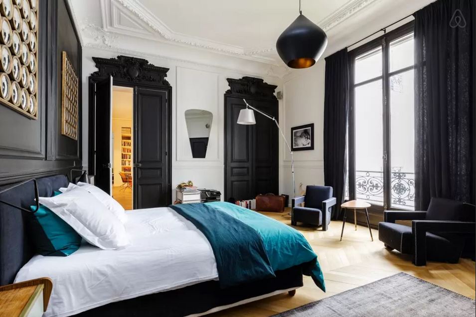 Moulures et Boiseries noires - Appartement haussmannien à Paris sur airbnb