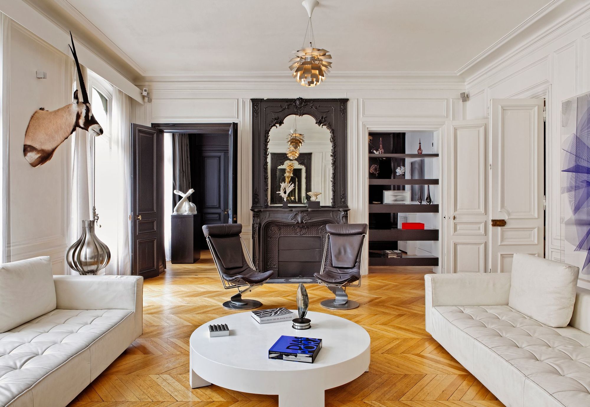Moulures et Boiseries noires - Appartement parisien rénové par Michael Timsit