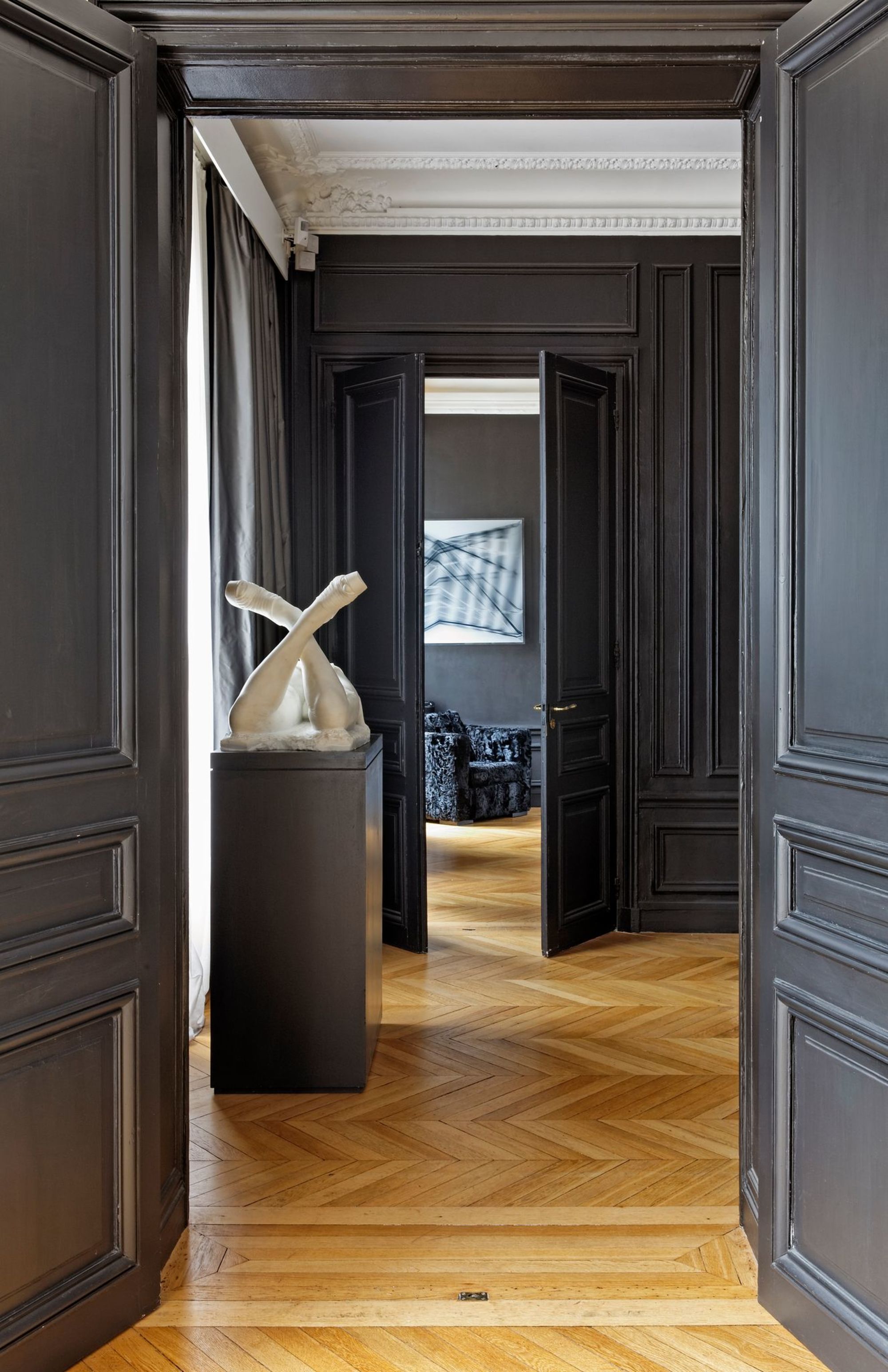 Moulures et Boiseries noires - Appartement parisien rénové par Michael Timsit