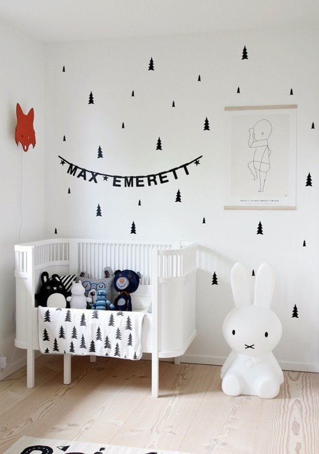 Chambre de bébé blanche et noirChambre de bébé blanche et noir