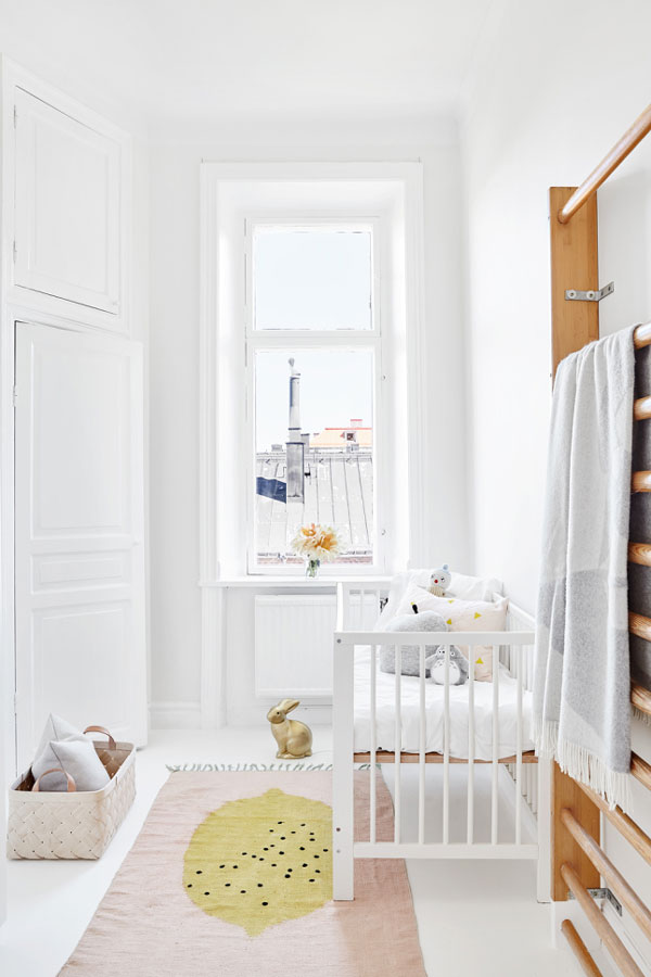 Chambre de bébé blanche et pastel
