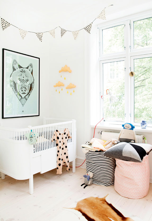 Chambre de bébé blanche et couleurs