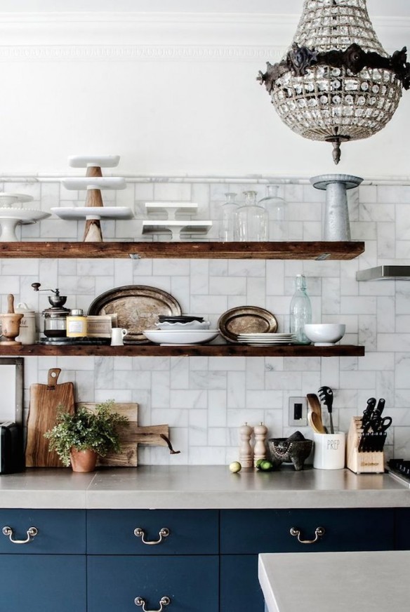 Une cuisine aménagée bois et noir || Townhouse renovation in Brooklyn, New York.