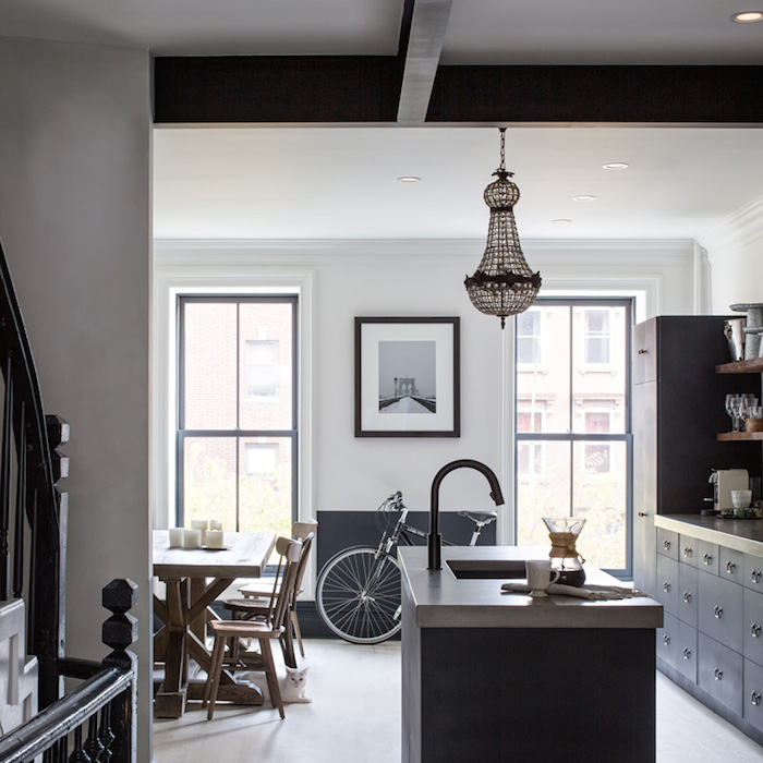 Une cuisine aménagée bois et noir || Townhouse renovation in Brooklyn, New York.