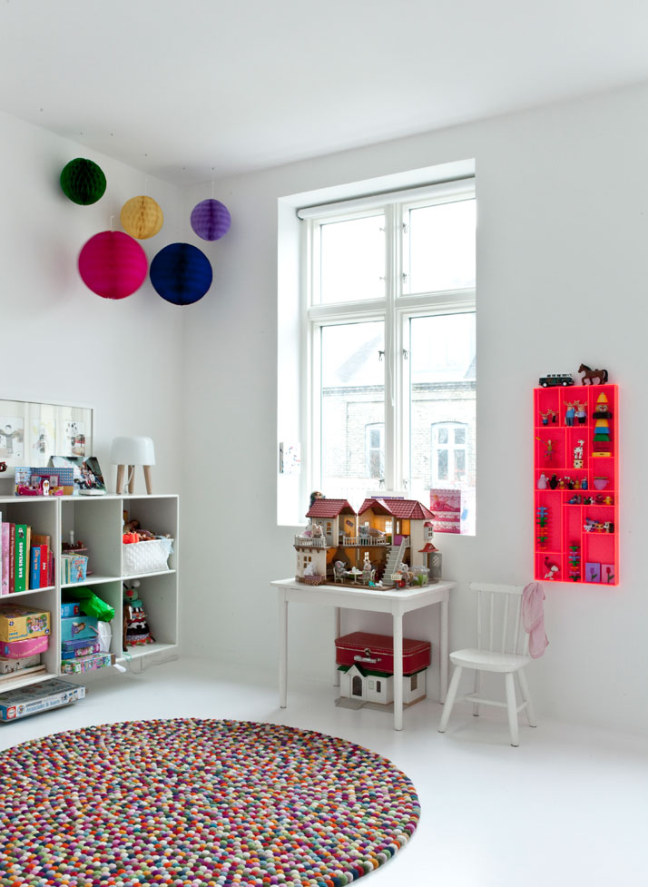 Chambre d'enfant monochrome blanc minimaliste