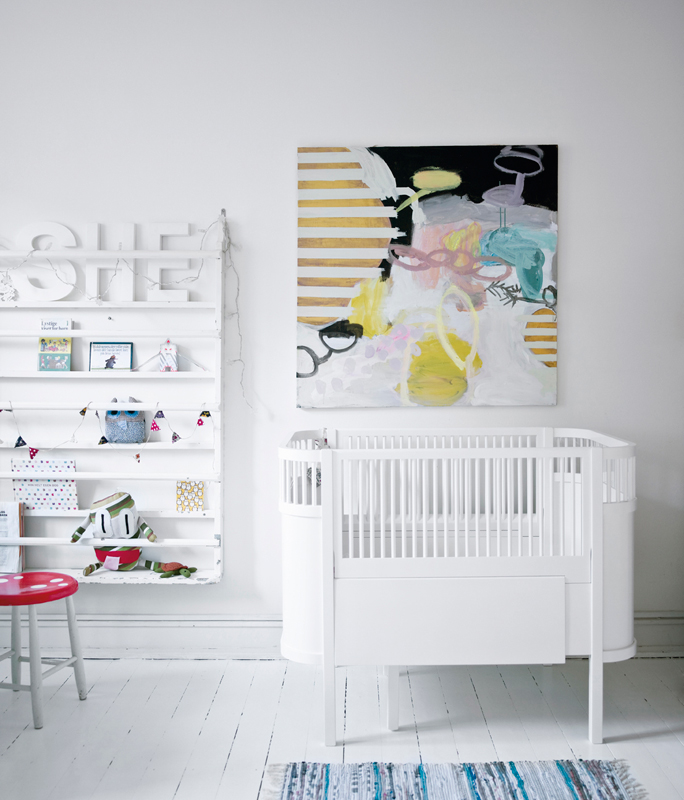 Chambre de bébé blanche et pastel