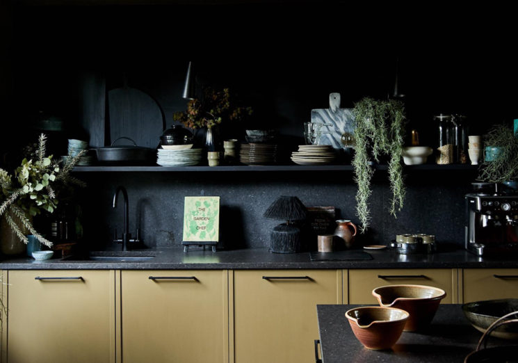 [ Une cuisine noire sur mur noir ] Collaboration Abigail Ahern avec les cuisines Herringbone
