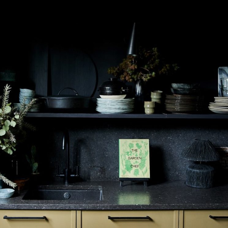 [ Une cuisine noire sur mur noir ] Collaboration Abigail Ahern avec les cuisines Herringbone