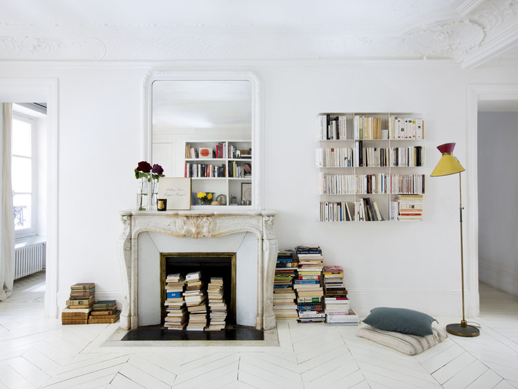 Ranger ses livres de façon improbable dans une cheminée condamnée  Ranger ses livres de façon improbable dans une cheminée condamnée