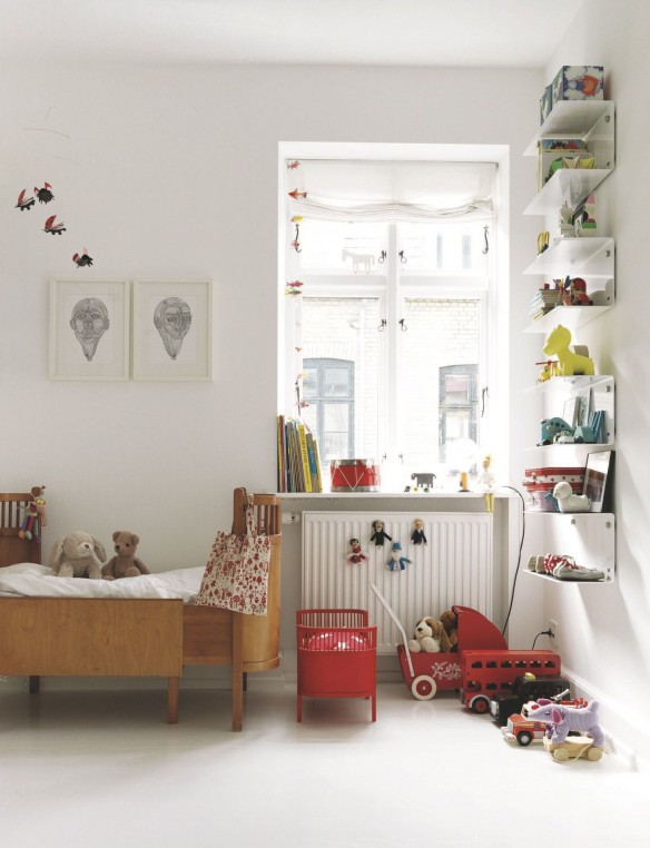 Chambre de bébé blanche et couleurs Chambre de bébé blanche et couleurs