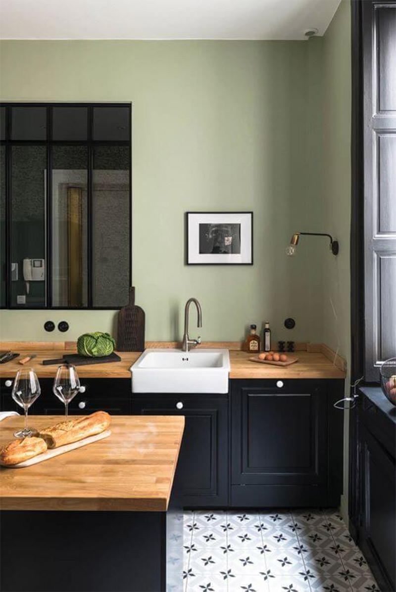 Meubles de cuisine noirs avec plan de travail en bois pour murs vert sauge Meubles de cuisine noirs avec plan de travail en bois pour murs vert sauge