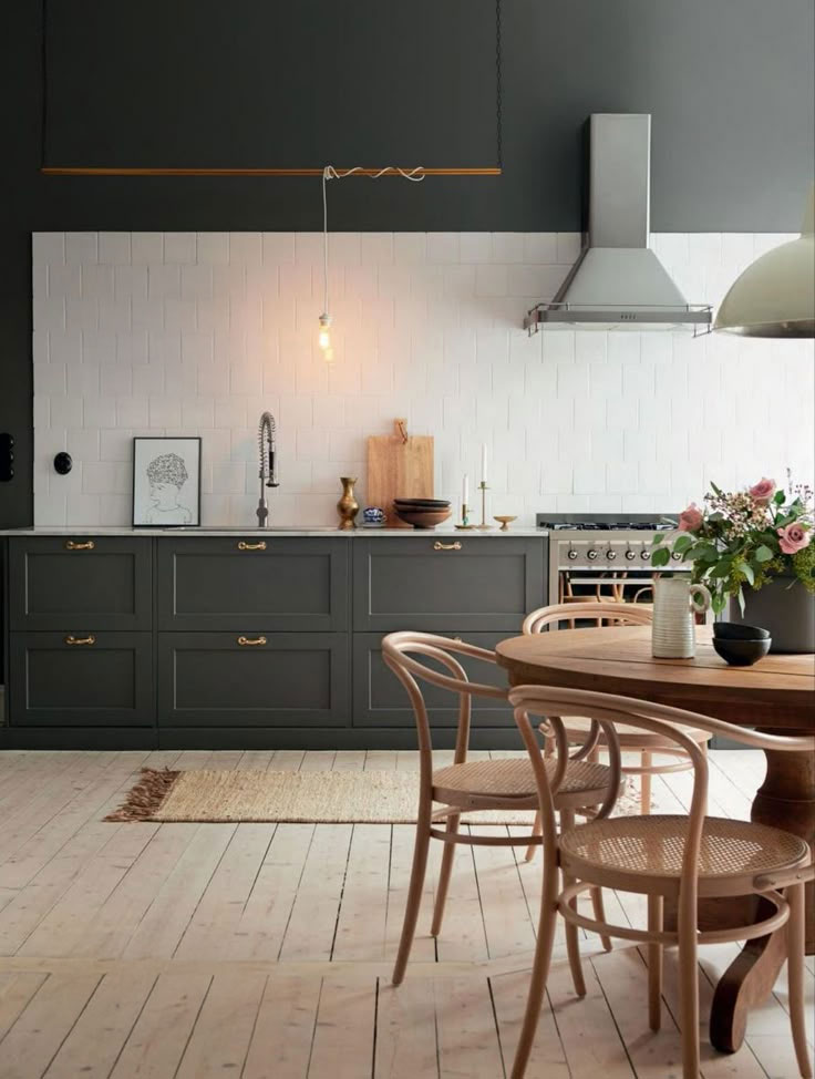 Meubles de cuisine noirs at plafond noir pour plancher bois pour cette cuisine de style scandinave Meubles de cuisine noirs at plafond noir pour plancher bois pour cette cuisine de style scandinave