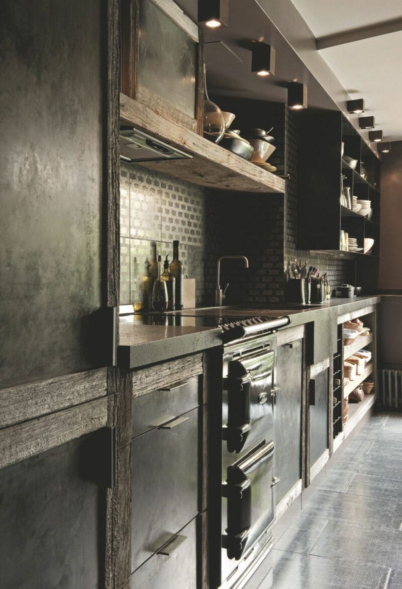Cuisine noire et bois brut pour cette cuisine d'esprit industriel rustique - Elodie Sire duplex à Paris Cuisine noire et bois brut pour cette cuisine d'esprit industriel rustique - Elodie Sire duplex à Paris