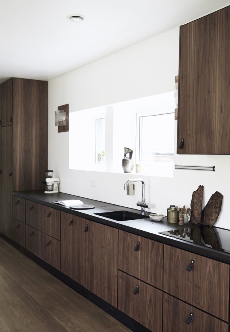 Cuisine contemporaine avec des meubles cuisine en bois teinté foncé pour style scandinave design Cuisine contemporaine avec des meubles cuisine en bois teinté foncé pour style scandinave design