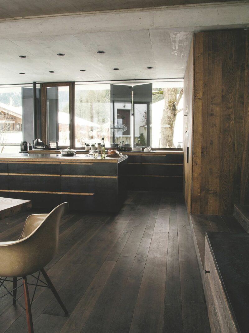 Cuisine contemporaine noir et bois pour ce chalet en Autriche Tyrol Cuisine contemporaine noir et bois pour ce chalet en Autriche Tyrol