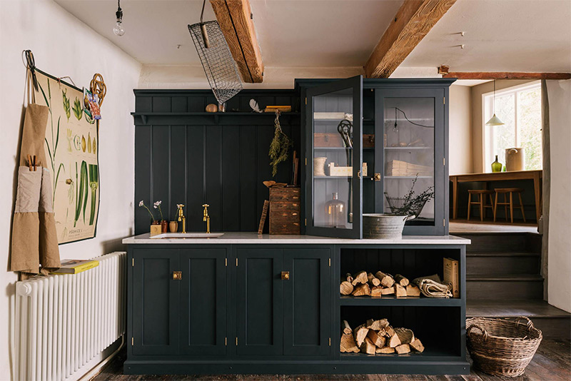 Une cuisine campagne rustique en noir et bois par deVol Une cuisine campagne rustique en noir et bois par deVol