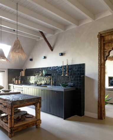 Une cuisine d'esprit ethnique chic toute noire dans un espace bois