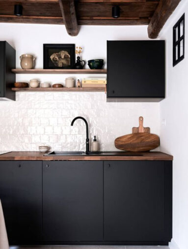 Une cuisine rustique moderne en noir et blanc