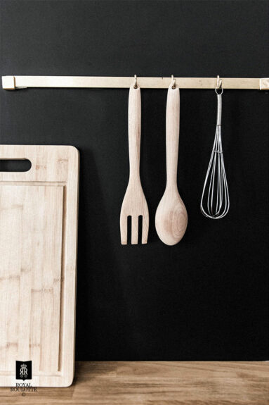 Une cuisine en noir et blanc graphique avec plan de travail en bois