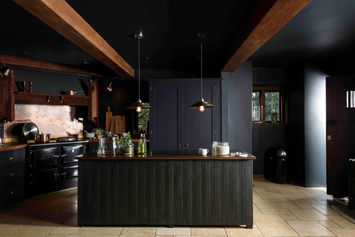 Une cuisine noire sur murs noirs - Turbulences Déco
