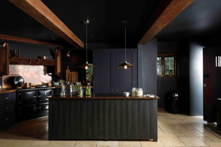 [ Une cuisine noire sur mur noir ] Projet Petersham par deVOL