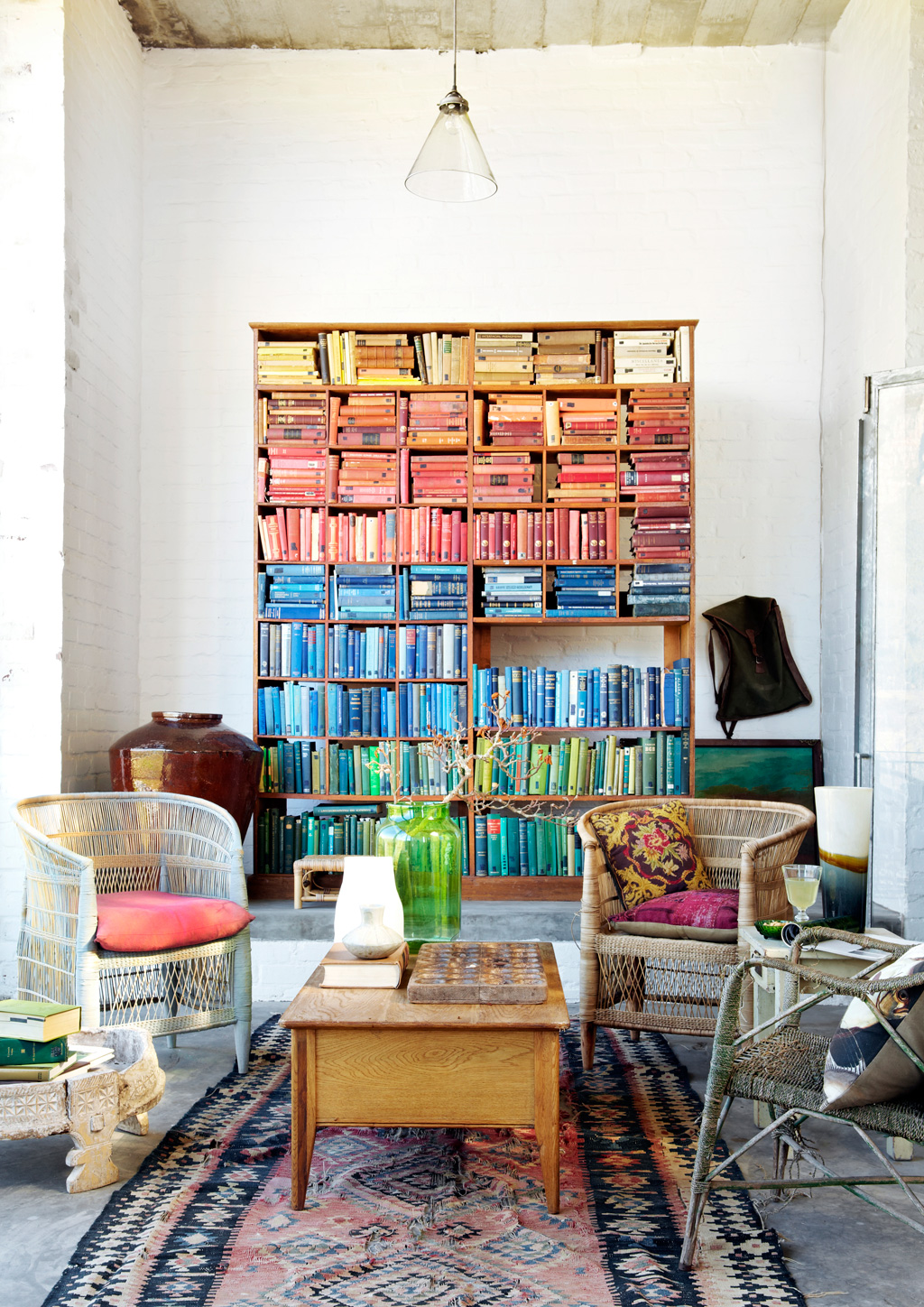 X façon de ranger ses livres de façon improbable - Ranger ses livres par couleur X façon de ranger ses livres de façon improbable - Ranger ses livres par couleur