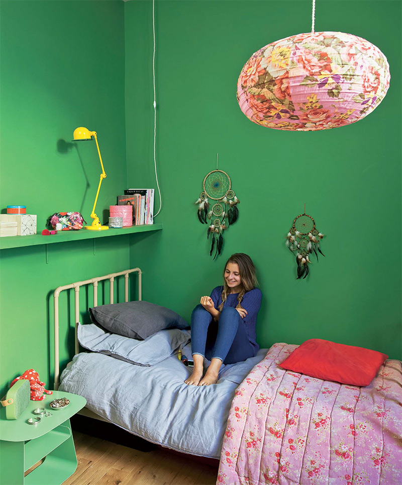 Une chambre d'ado en vert prairie de style vintage bohème