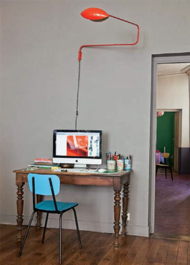 Une chambre grise avec des accessoires déco en couleur