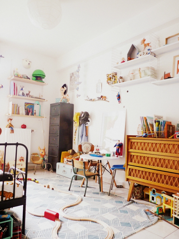 Chambre d'enfant monochrome blanc à l'esprit vintage rétro